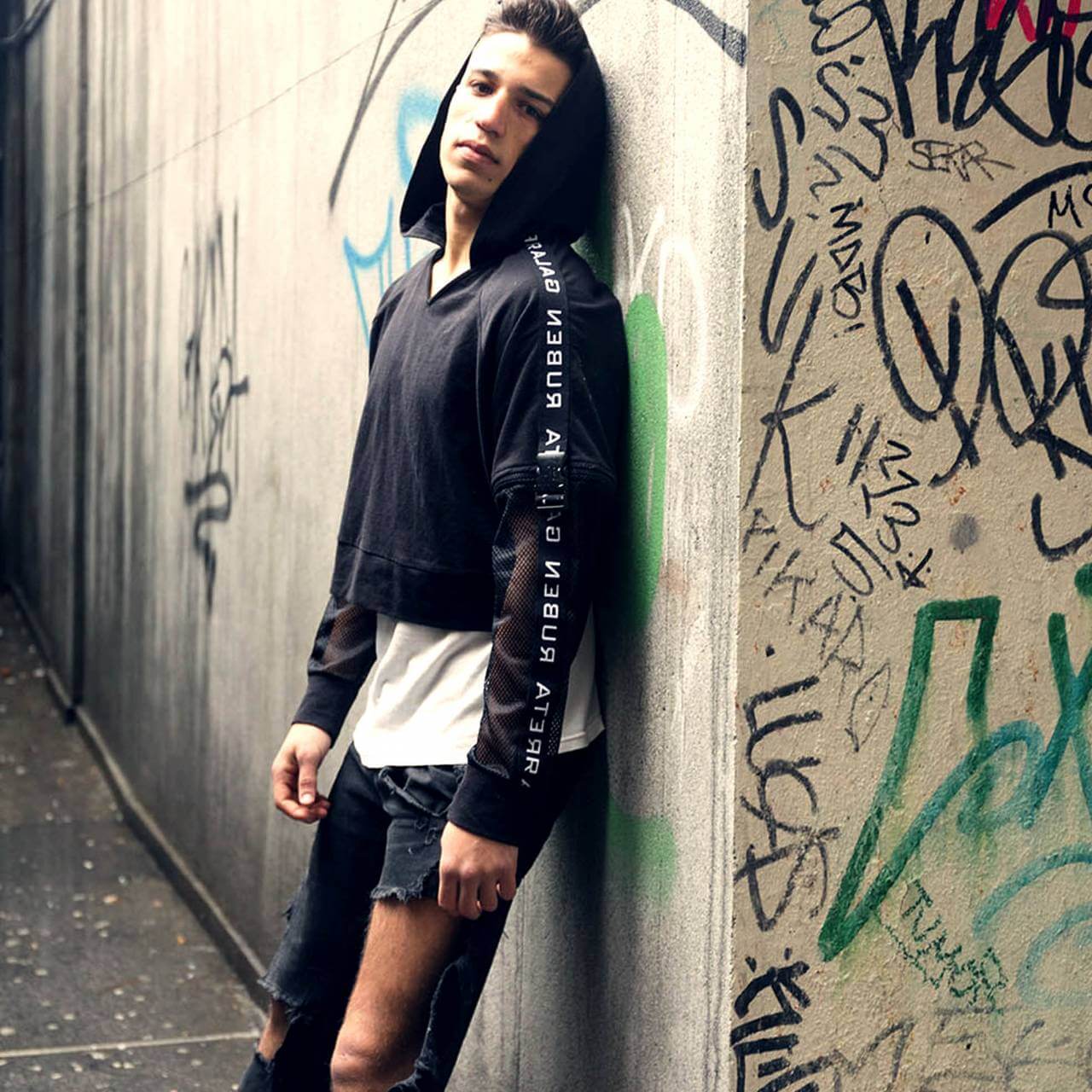 BLACK CROPPED HOODIE STYLE TIPS - Ruben Galarreta