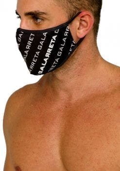 Mascarilla negra para hombre con estampado Galarreta en blanco.